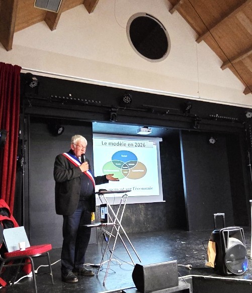 M. le maire au micro pour ses voeux 2026